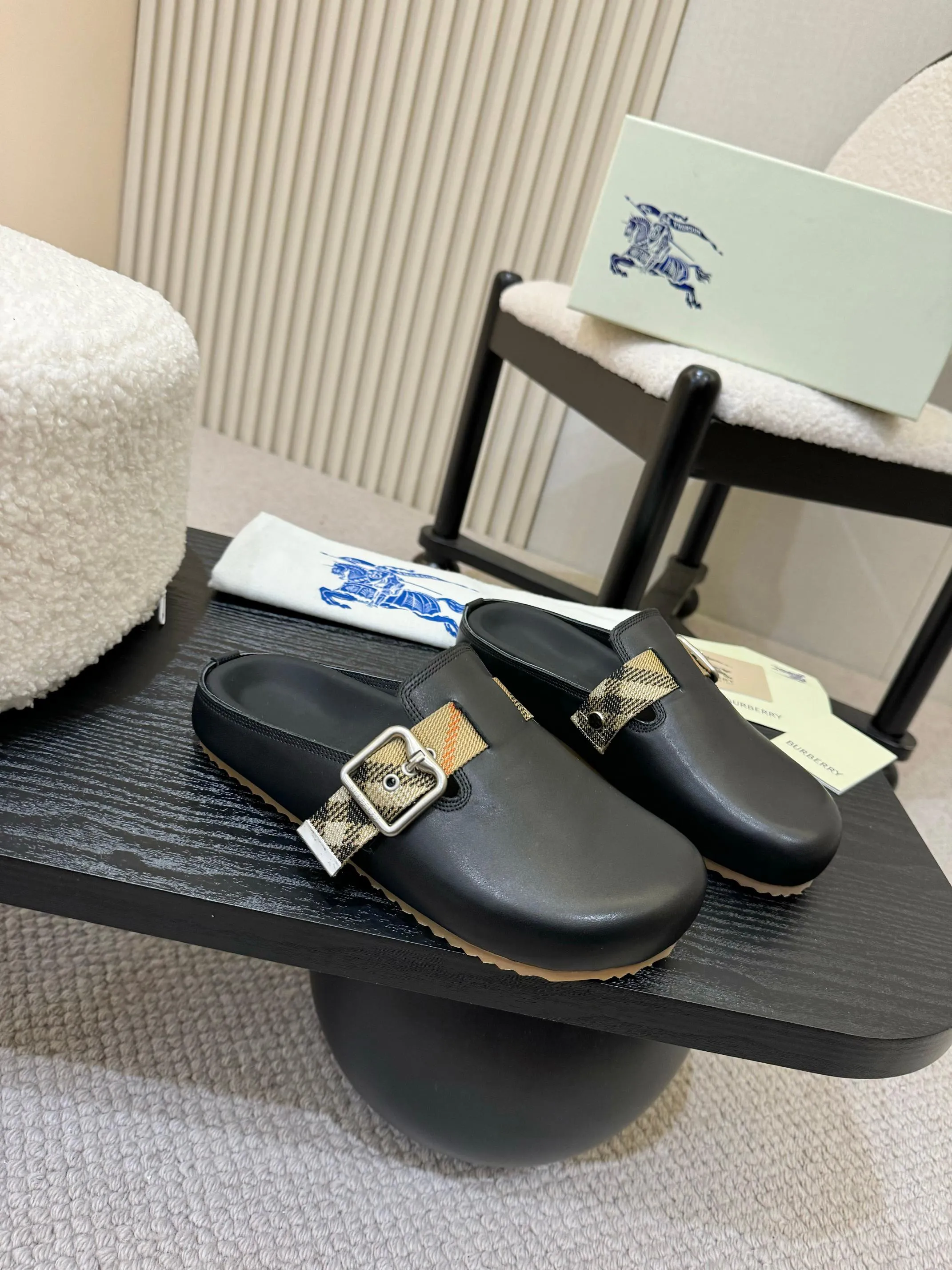 Men's shoes 💰560 Burberry's 2025 popular Birkenstock slippers are released, made of soft suede fabric and refined in Italian workshops. Featuring an embossed plaid pattern and an embossed sole embellished with the archive brand's logo. Features an adjustable B-shaped buckle strap and is embellished with the signature sand-colored Burberry check in jacquard worsted.   ✅Fabric: Grained leather ✅Lining: Silk cow lining ✅Outsole: TPU ✅Color: black, brown, pink, apricot, 4 colors available ✅Code number: 35-45 for men and women (35, 45 customized)